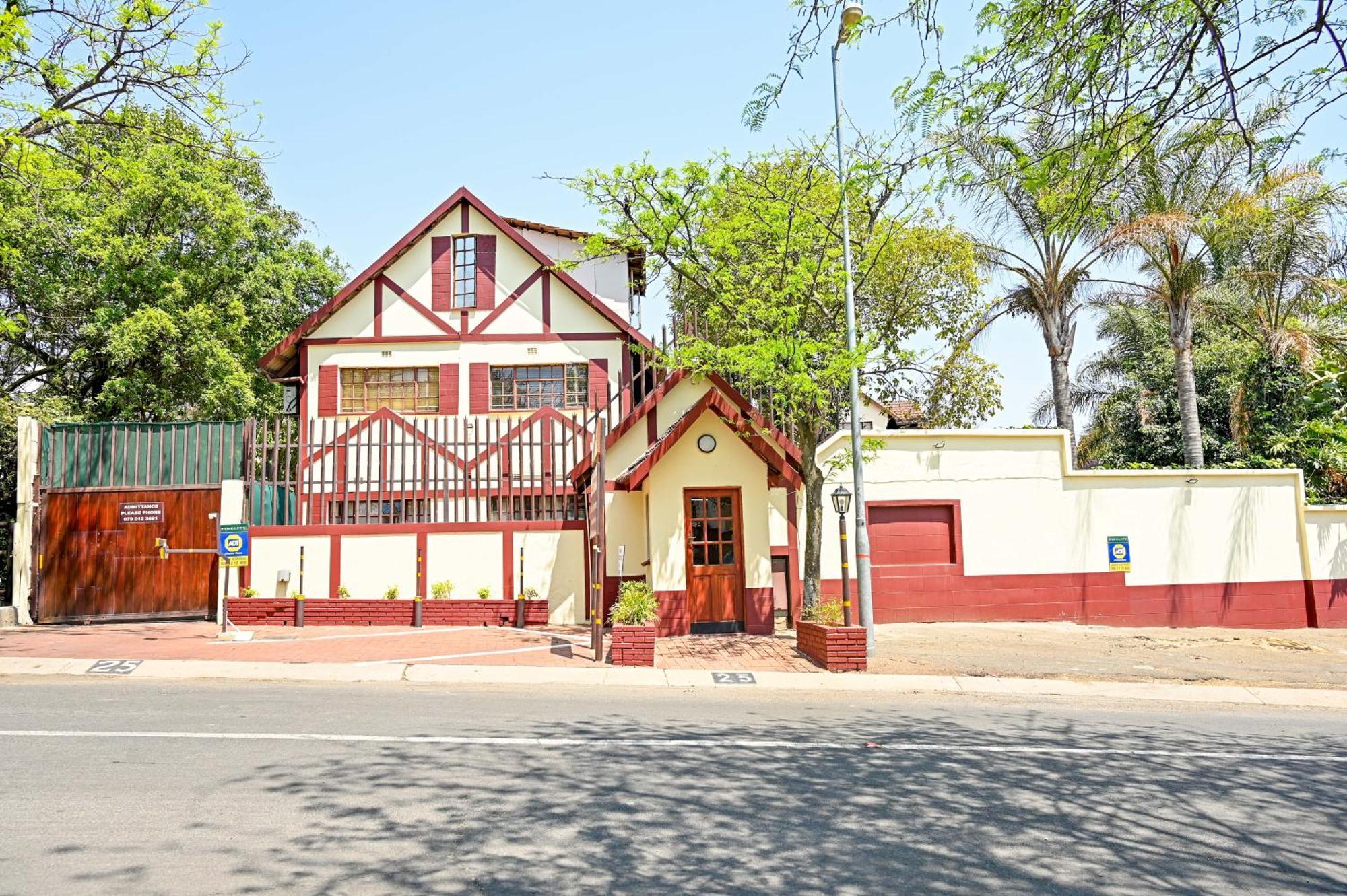 Tudor Lodge Guest House Johannesburg Exterior photo